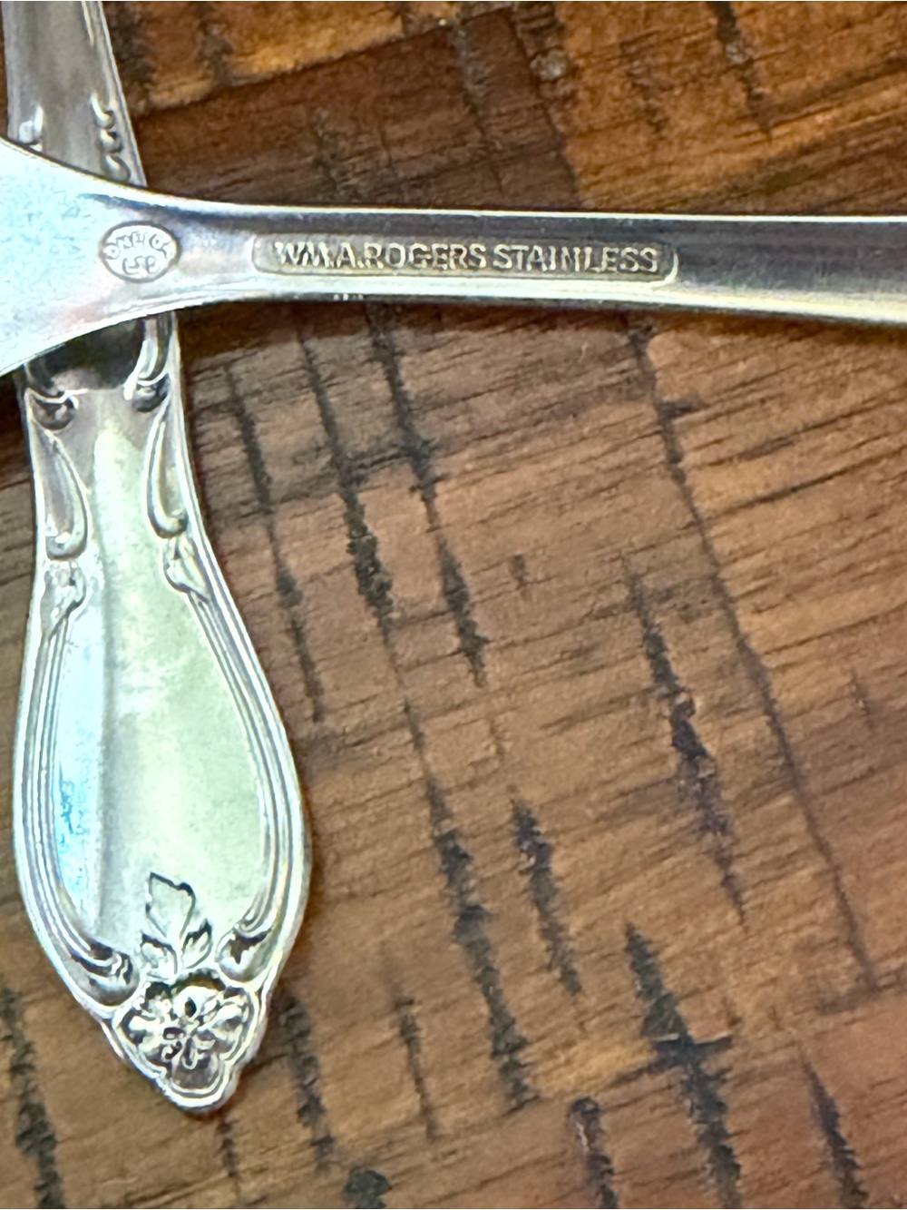 Wm A Rogers Oneida Montclair Stainless Forks Set of 4 Floral Tip Vintage - Picture 4 of 4